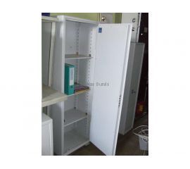 Balts skapis ar baltām durvīm