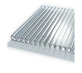 balts polikarbonāts uz balta fona