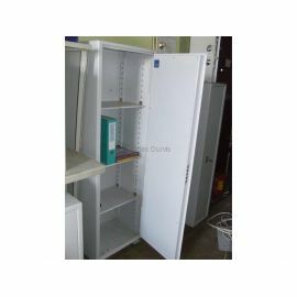 Balts skapis ar baltām durvīm