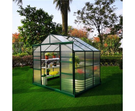 Siltumnīca dārzā, kuri ir veidota no polikarbonāta loksnēm Siltumnīca dārzā, kuri ir veidota no polikarbonāta loksnēm