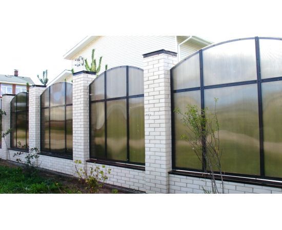 Siena ar logiem veidotiem no šūnu polikarbonāta Siena ar logiem veidotiem no šūnu polikarbonāta